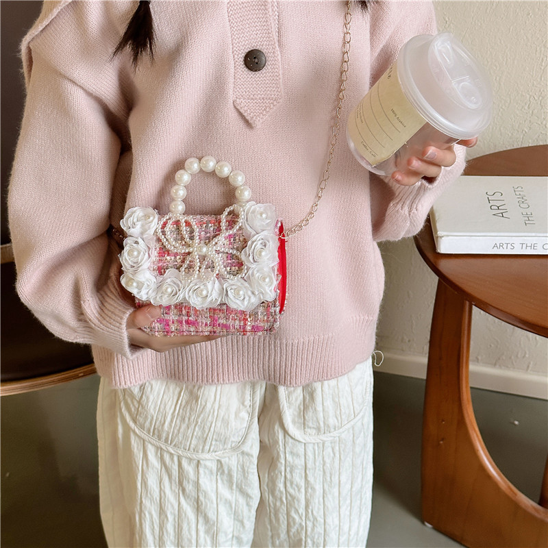 New autumn and winter children's princess bag, red small square bag, girls' chain single-shoulder crossbody bag, pearl hand-held coin purse Application Scenario