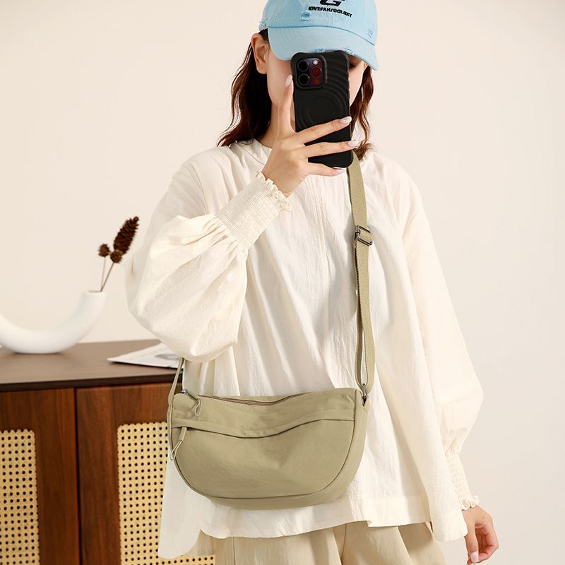 A new casual and fashionable single-shoulder bag for women, a lightweight and trendy crossbody bag with a high-end feel, is selling well. Large-capacity bags are in vogue Application Scenario