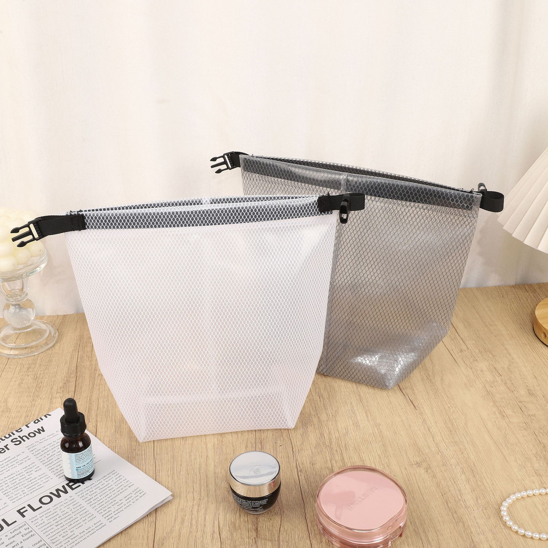 Summer large-capacity storage bag brand, high quality, high appearance level, shopping bag, snap button, portable toiletry bag, cosmetic bag Specification drawing