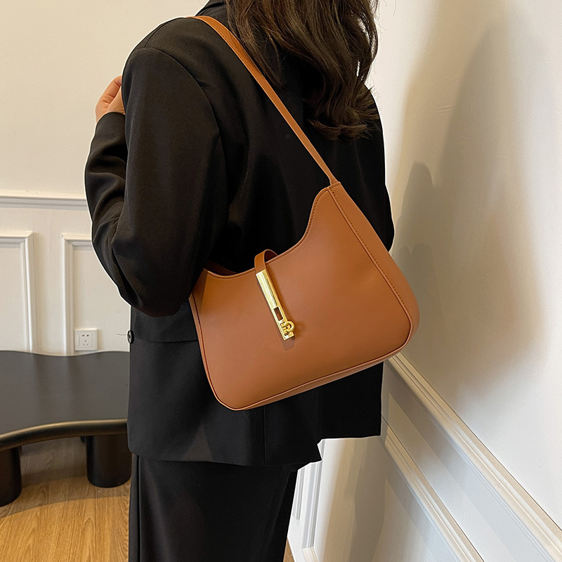 Solid color 2024 new style casual, elegant, simple and retro, winter fashion, lockable single-shoulder underarm bag details Picture