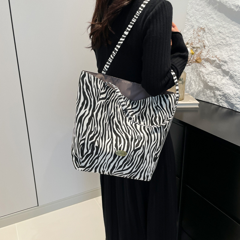 New niche design checkered canvas bag, casual large-capacity double-sided single-shoulder bag, women's commuter tote bag Specification drawing
