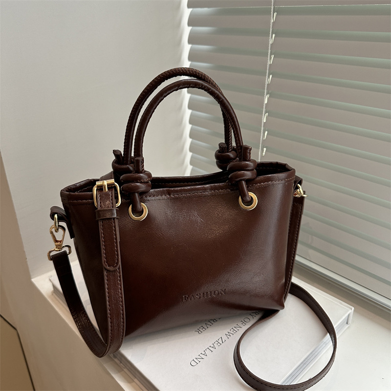 Cross-border high-end retro bag for women, Spring 2025 new versatile crossbody bag, fashionable and elegant hand-held shoulder bag full figure
