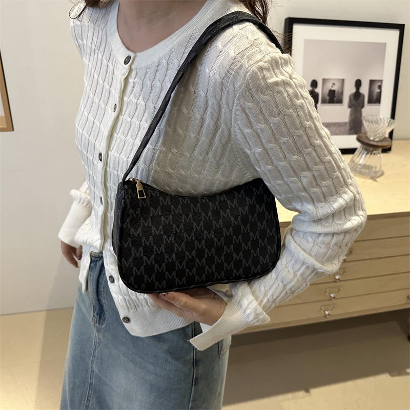 The new retro and trendy casual underarm bag for the autumn of 2024 features a fashionable, simple and niche design. It is a single-shoulder crescent bag details Picture