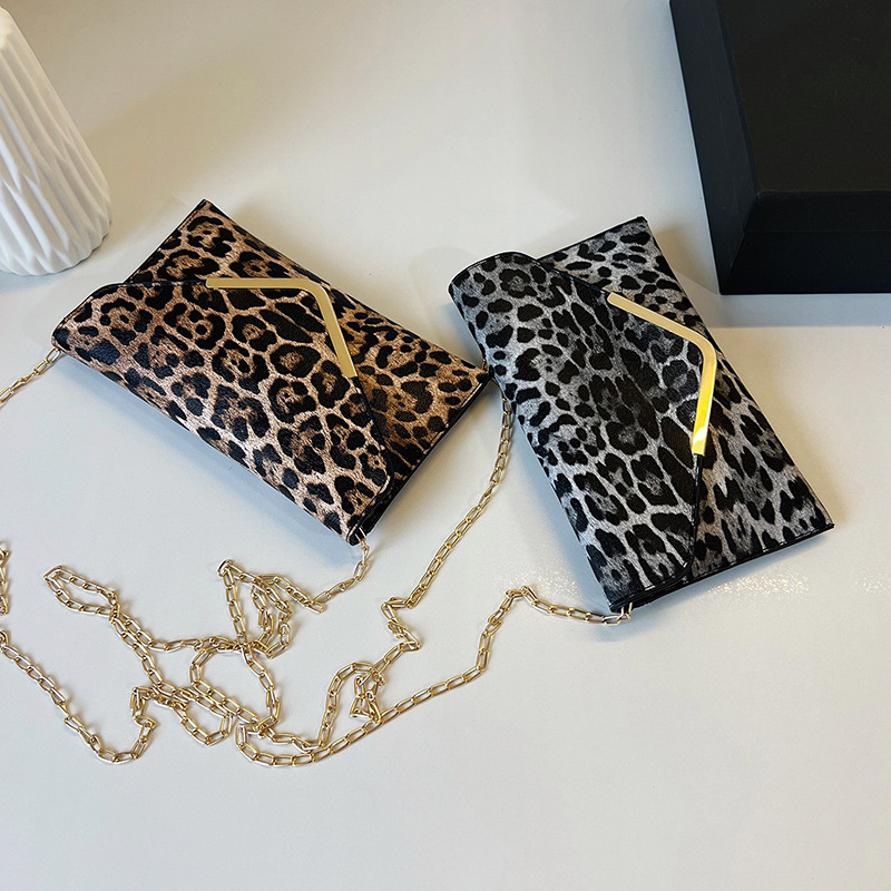 A new leopard print women's crossbody bag from Europe and America 2025, with a simple and versatile texture and a fashionable chain bag Application Scenario