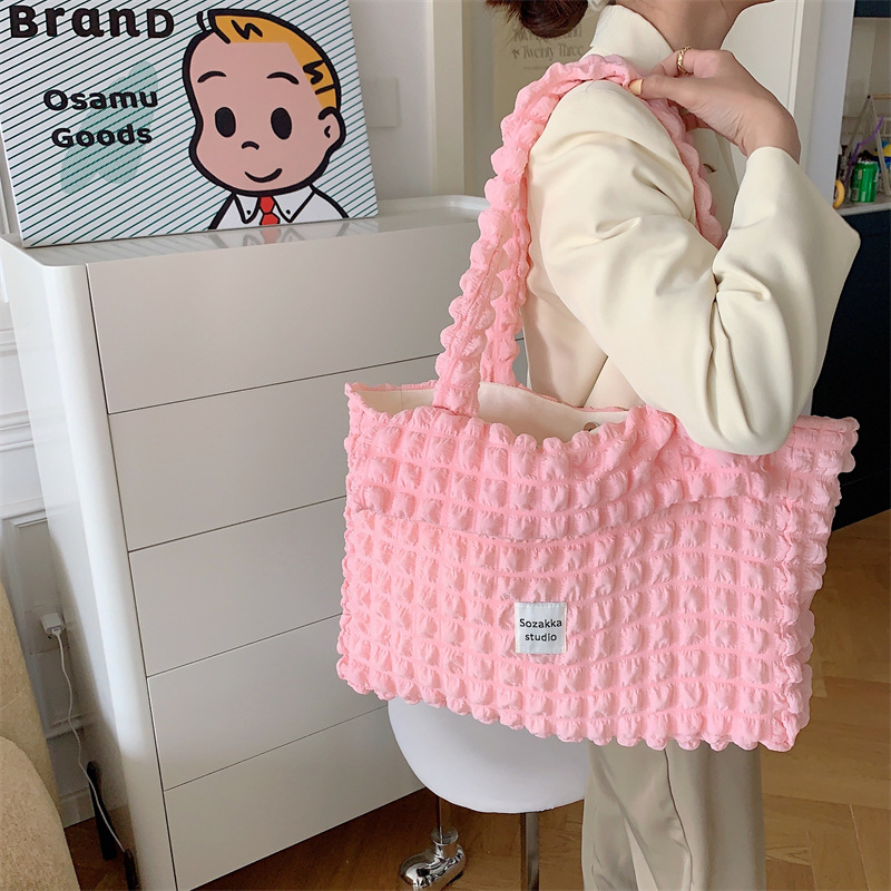 3592 Spring/Summer New pleated bubble large-capacity single-shoulder cloud Bag Korean commuting canvas handbag Application Scenario