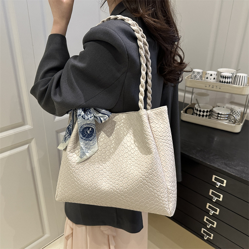 Spring 2025 retro commuter bag, women's casual large-capacity single-shoulder bag, fashionable single-shoulder tote bag details Picture