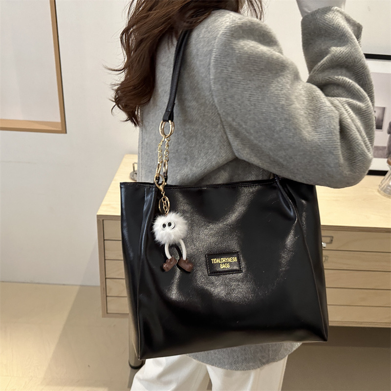 Retro large-capacity tote bag, new winter fashion single-shoulder bag, versatile for commuting, underarm bag, niche bag for women details Picture