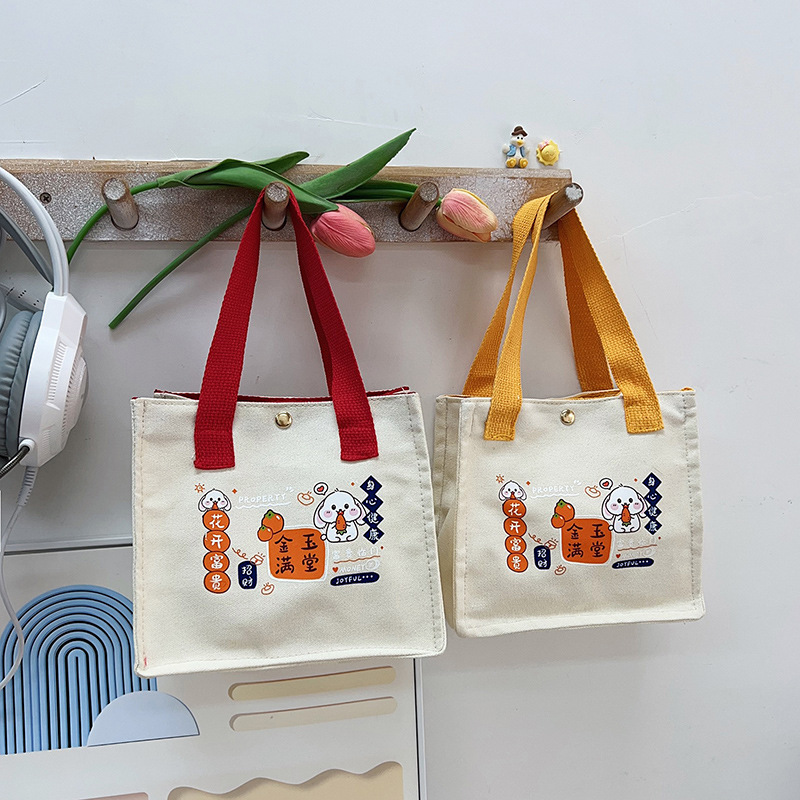 The new canvas bag, "Flower Blooms and Prosperity", is a fashionable and casual small square bag. It's a cute hand-held women's bag with a portable cartoon collection Application Scenario