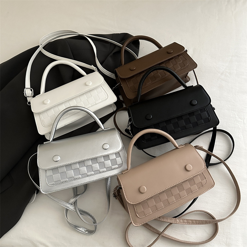 A trendy women's bag, a niche high-end and stylish handbag, a new 2024 fashionable commuting single-shoulder crossbody bag Application Scenario