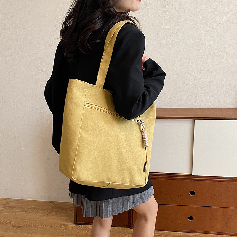 Solid color simple single-shoulder bag, 2024 new large-capacity fashionable lightweight tote bag, niche popular and beautiful canvas bag Application Scenario