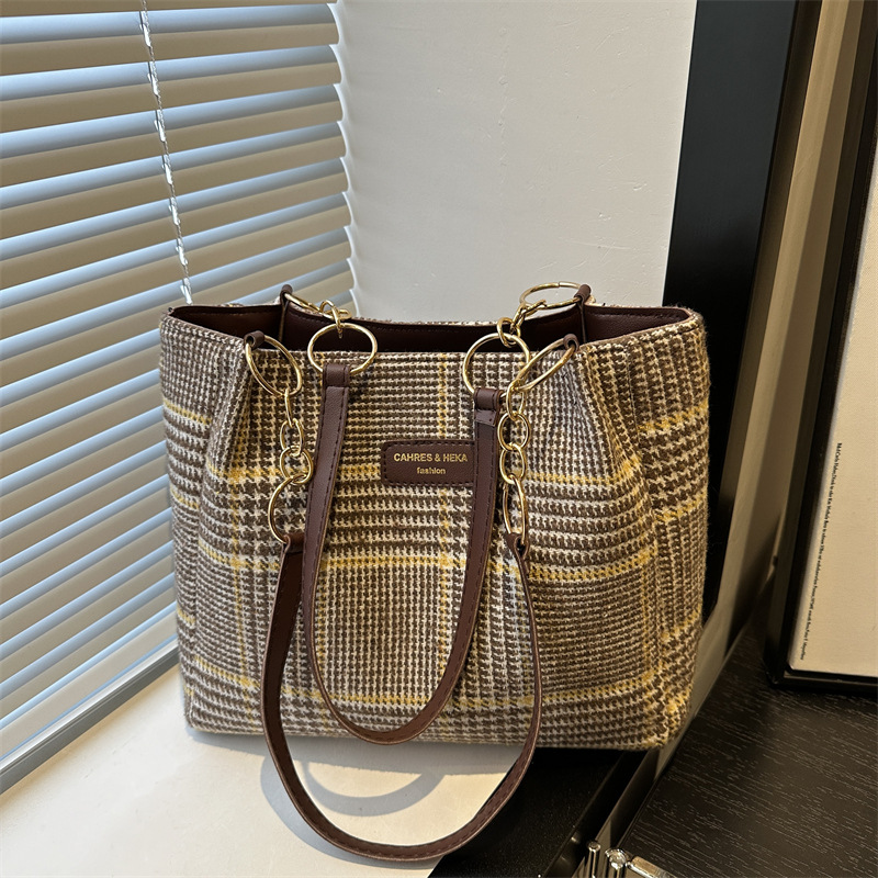 2025 Checkered large-capacity casual single-shoulder bag, simple and artistic, with a sense of design for class commuting and a unique underarm tote bag full figure