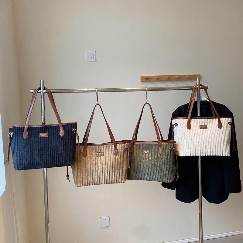 Retro patchwork texture high-end large-capacity commuter bag, fashionable tote bag, 2024 new style versatile shoulder bag Application Scenario