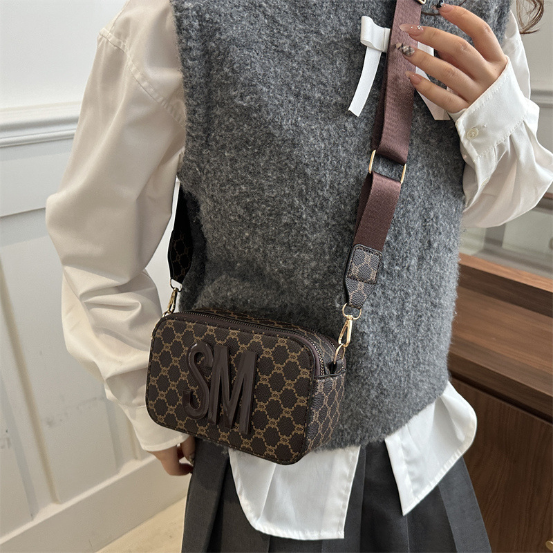 Spring 2025 new camera bag, wide shoulder strap, single-shoulder bag, small square bag with letters, fashionable, simple and stylish crossbody bag for women Specification drawing