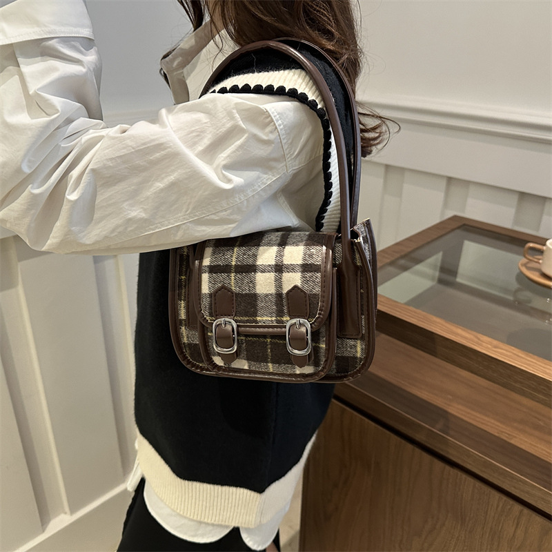 Retro color-blocking striped bag for women, new autumn/winter 2024, fashionable and trendy small square bag, high-end and versatile single-shoulder bag Specification drawing