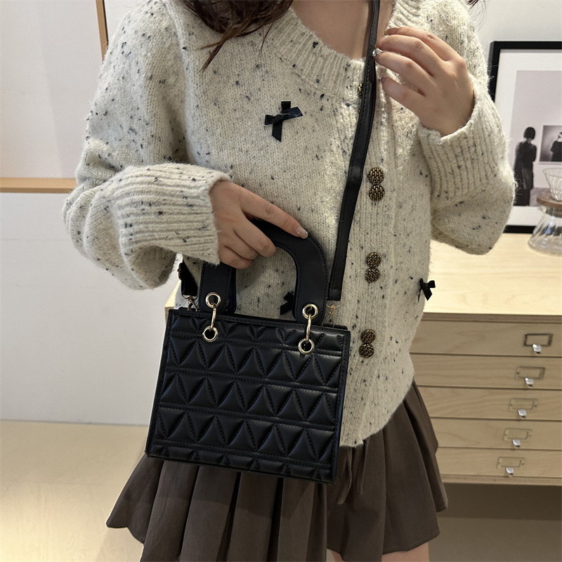 This is a new 2024 stylish diamond-shaped casual handbag for women. It features an ins texture, simplicity and elegance, and is a single-shoulder crossbody bag Specification drawing