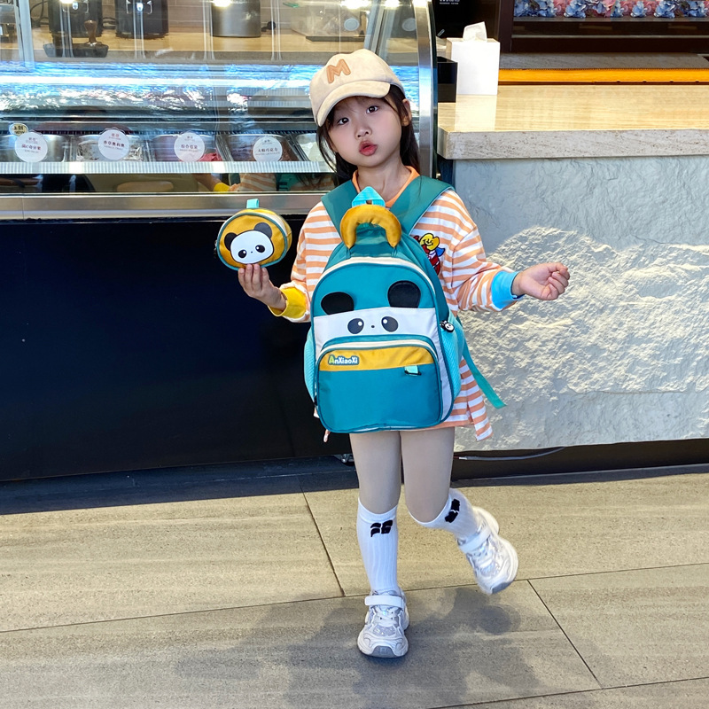 Kindergarten schoolbags for boys and girls in the senior class cartoon children's backpacks, 3-5 years old children's travel light backpacks 4 Application Scenario