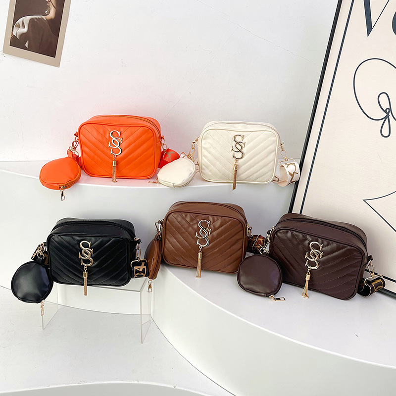 Stylish Korean-style wide shoulder strap single-shoulder bag for women, Spring 2025, niche design camera bag, ins crossbody bag, small square bag Application Scenario