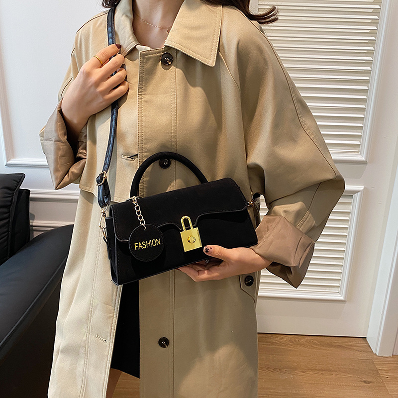 This is a stylish, retro, casual and fashionable single-shoulder crossbody small square bag with a unique lock buckle for women in the autumn of 2024 Specification drawing