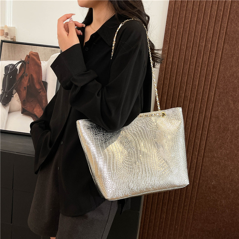 2025 New large-capacity single-shoulder PU handbag, cross-border crocodile pattern women's bag, fashionable European and American commuting tote bag trend details Picture