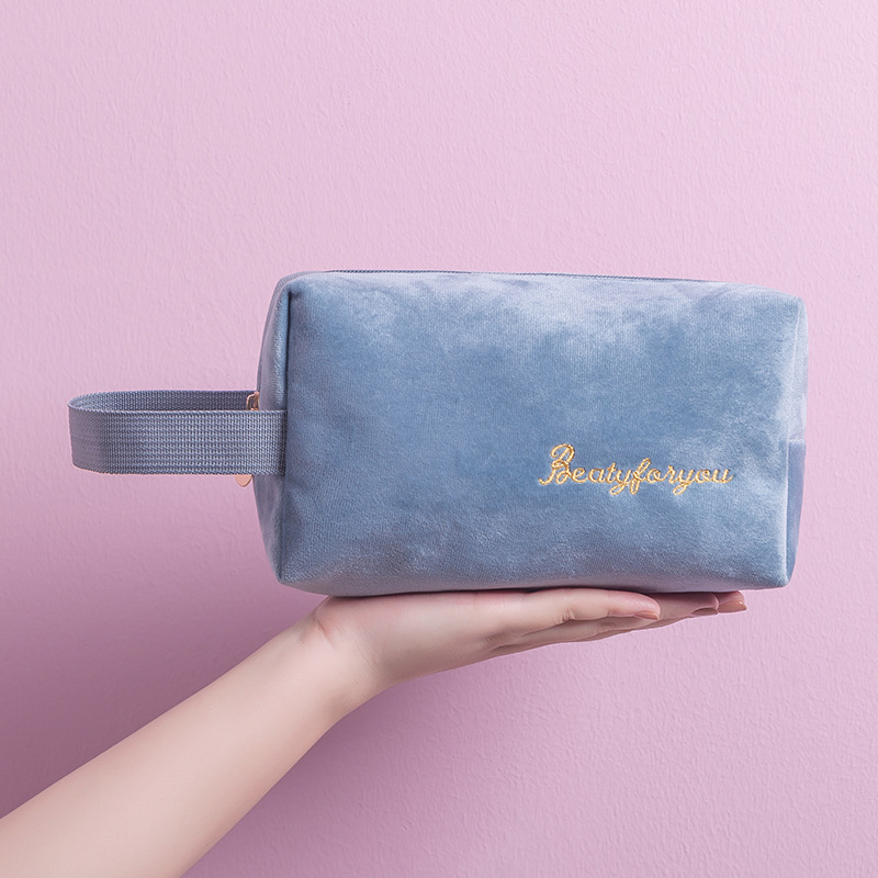 The InS-style waterproof makeup bag can be carried by hand. The flannel large-capacity simple toiletries bag is portable and easy to store full figure