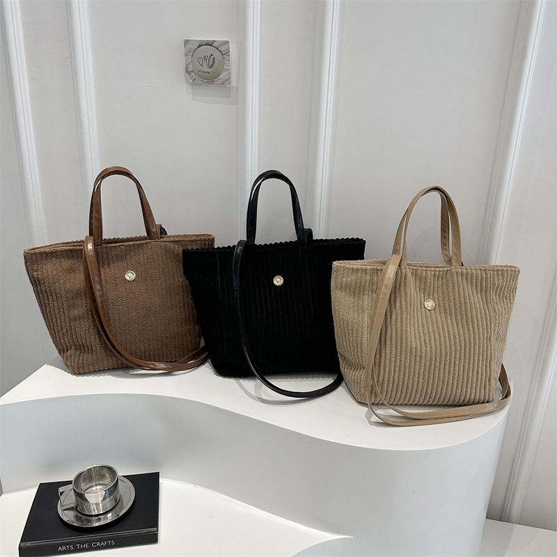 Fashionable and casual underarm bag for women, Spring 2025 new Korean-style trendy retro single-shoulder handbag, high-end tote bag for women Application Scenario