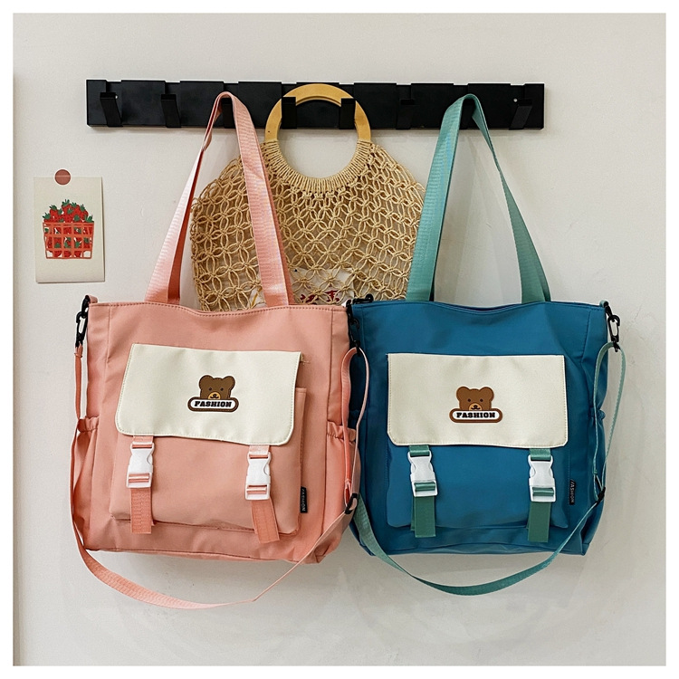 Harajuku style simple single-shoulder bag 2024 New Korean version large-capacity student tutorial bag, trendy color-blocking crossbody bag for women Application Scenario