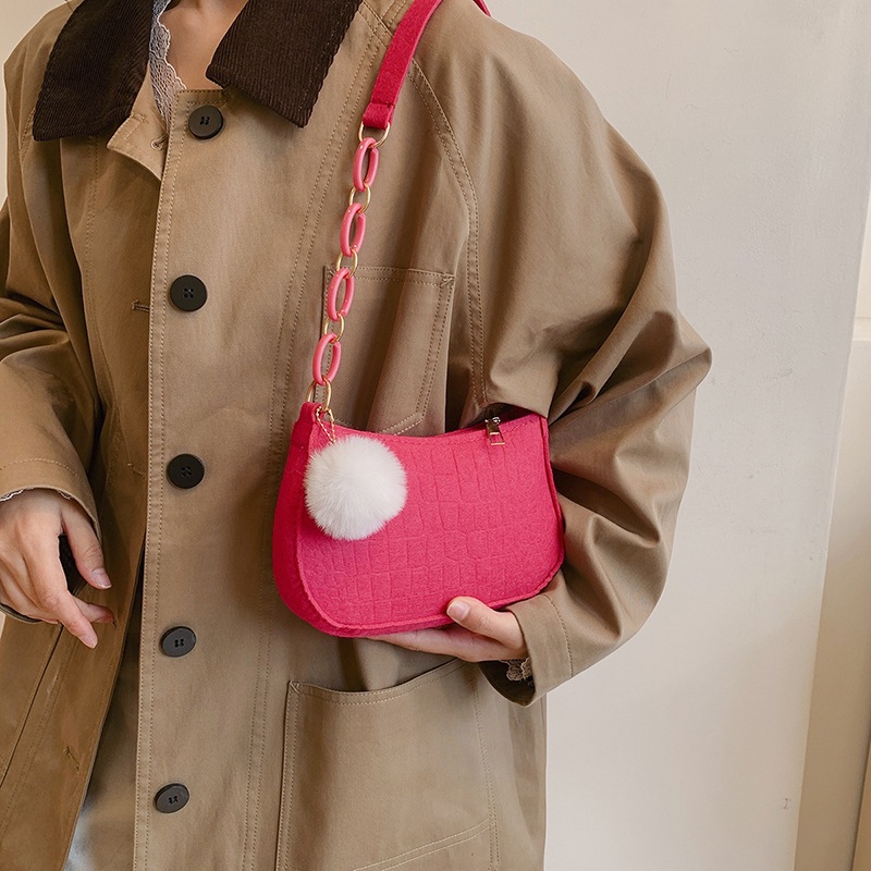 Casual crossbody bag 2024 New trendy and fashionable small square bag, popular small crossbody bag, simple single-shoulder casual underarm bag Application Scenario