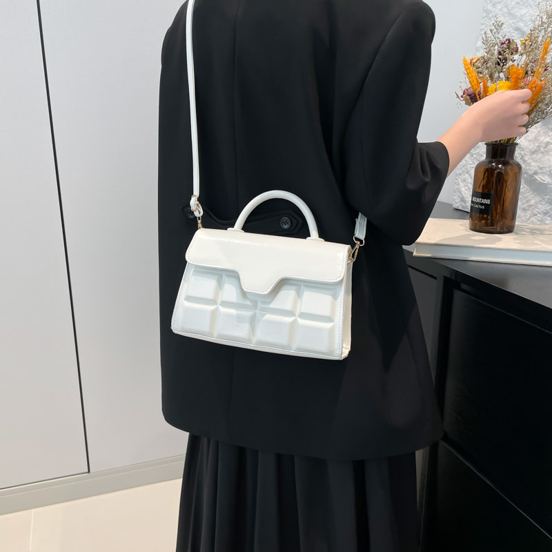 Solid color spring three-dimensional square Korean style fashionable and simple checkered embossed 2025 new single-shoulder crossbody handbag details Picture