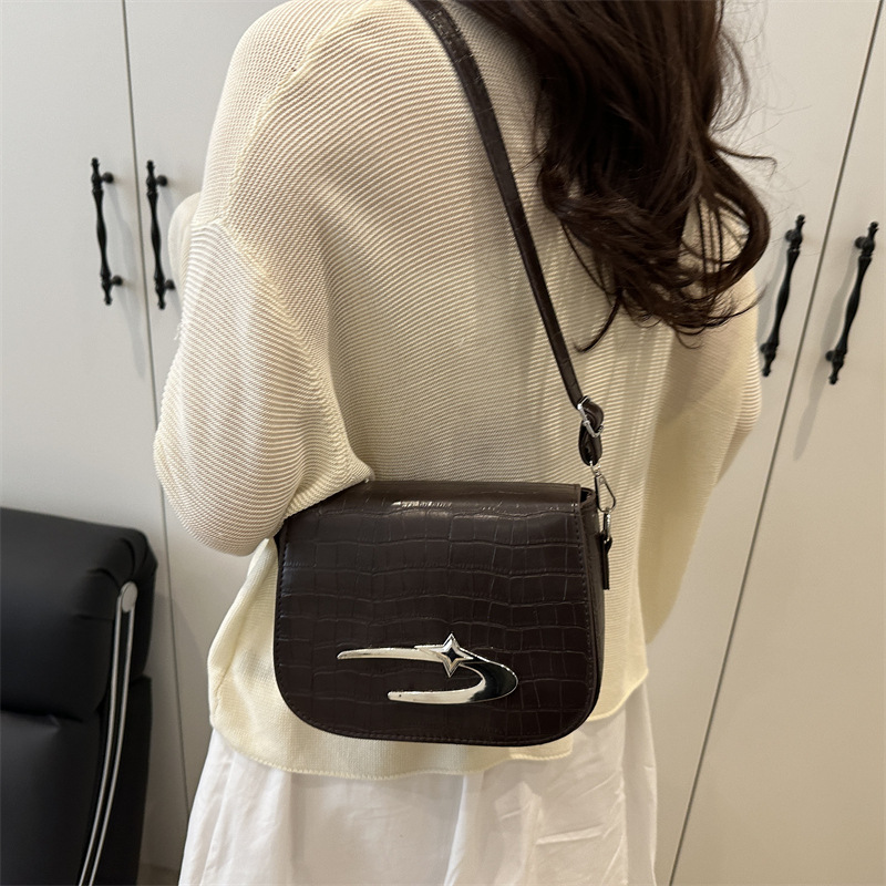 A casual, elegant, trendy and personalized saddle bag for Spring/Summer 2025, a cute and girlish single-shoulder crossbody small bag Specification drawing