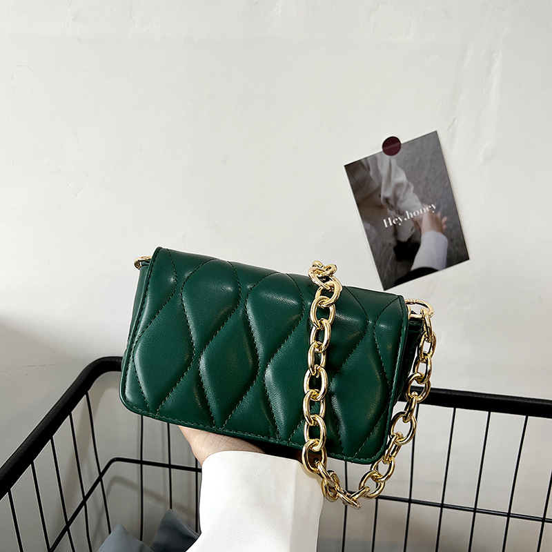 A stylish single-shoulder, underarm, small square bag for 2025, a trendy chain bag in candy color, with a casual texture full figure