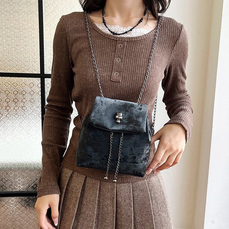 Spring new style texture drawstring bucket bag, personalized skull chain backpack, trendy small bag, commuting crossbody bag details Picture
