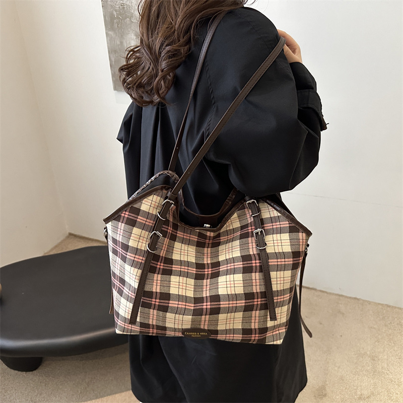 Cross-border high-quality large-capacity underarm bag for women 2024 new autumn and winter fashion single-shoulder bag with checkered commuter tote bag details Picture