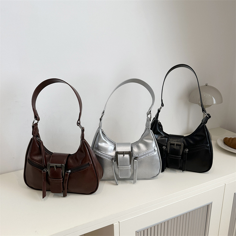 High-end underarm bag for women, 2024 new retro and fashionable hand-held dumpling bag, versatile and Instagram niche single-shoulder bag Application Scenario