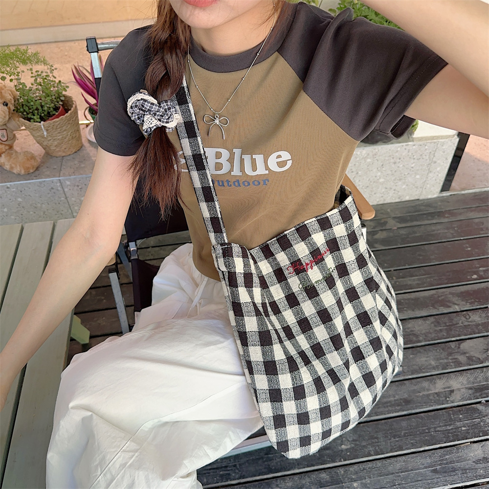 44291 Korean-style casual and versatile checkered single-shoulder crossbody bag with double-sided bow embroidery for commuting to work Application Scenario