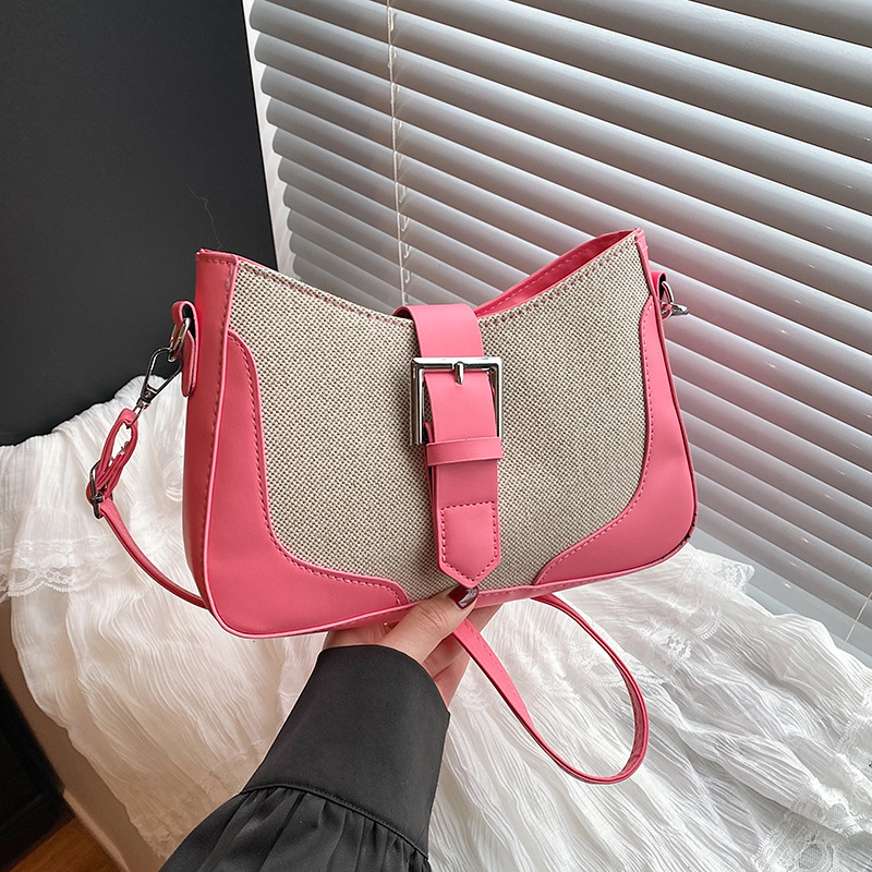 This year, color-blocking and patchwork small bags are popular. They are the new fashion and versatile crossbody bags for women in 2025, as well as single-shoulder and underarm bags for commuting full figure