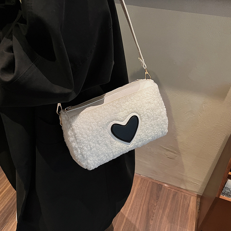 A new large-capacity cross-border winter plush handbag, a cute and heartwarming lambskin single-shoulder crossbody bag details Picture