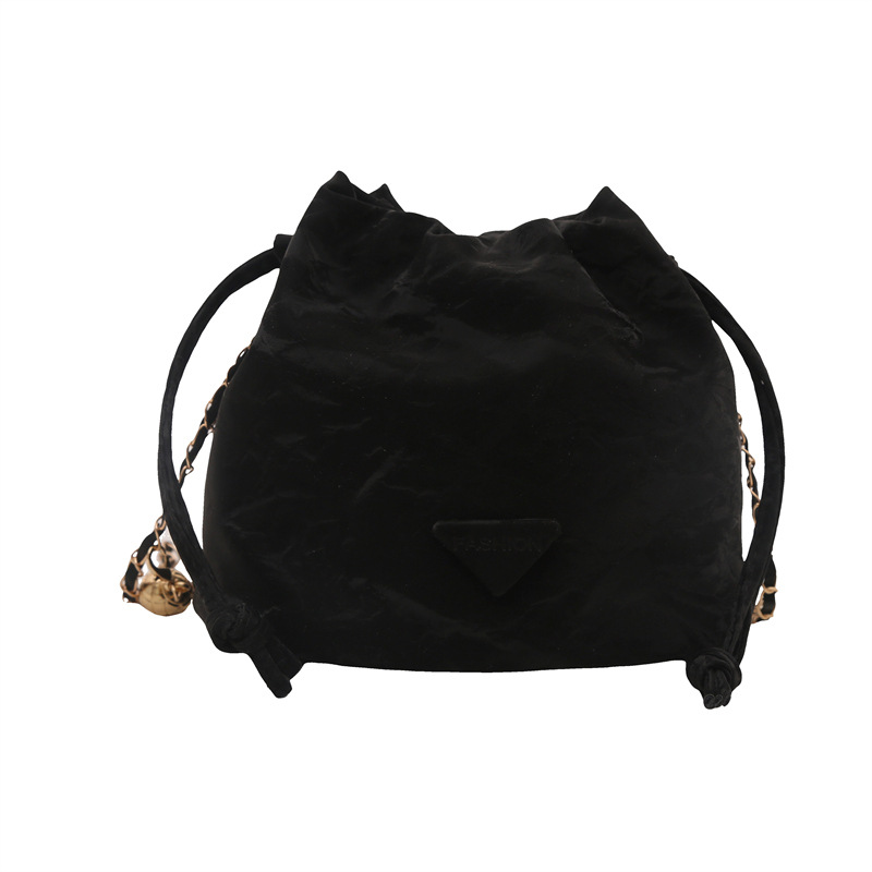 This year, retro bags are in fashion. The 2024 new women's bags are autumn casual chain crossbody bags and fashionable soft leather bucket bags Item Picture