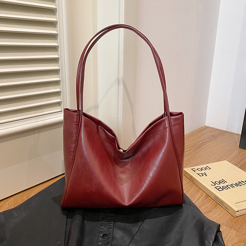 The "Bag Girl" 2024 winter fashion Niche design single-shoulder bag with large capacity for commuting and underarm tote, a big bag for women full figure