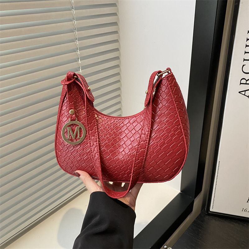 French woven crescent-shaped niche bag for women, new Spring 2025, trendy and fashionable single-shoulder bag, elegant underarm bag full figure