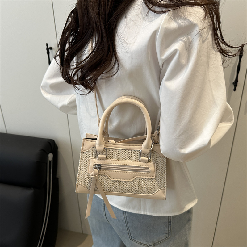 A versatile crossbody bag for women's summer 2025, a trendy little chanel-style diamond-shaped bag with a high-end feel, a single-shoulder small square bag details Picture