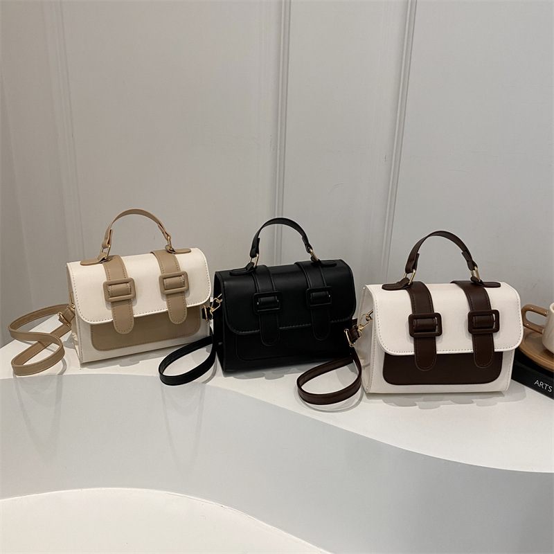Student girl heart bag for girls 2024 New trendy retro single-shoulder crossbody small square bag, a niche British-style Cambridge bag Application Scenario