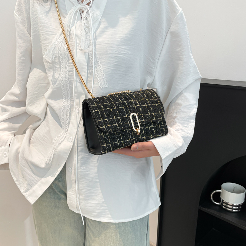 This year, the new spring 2025 trendy and fashionable single-shoulder crossbody bag made of lace and straw weaving is in vogue details Picture