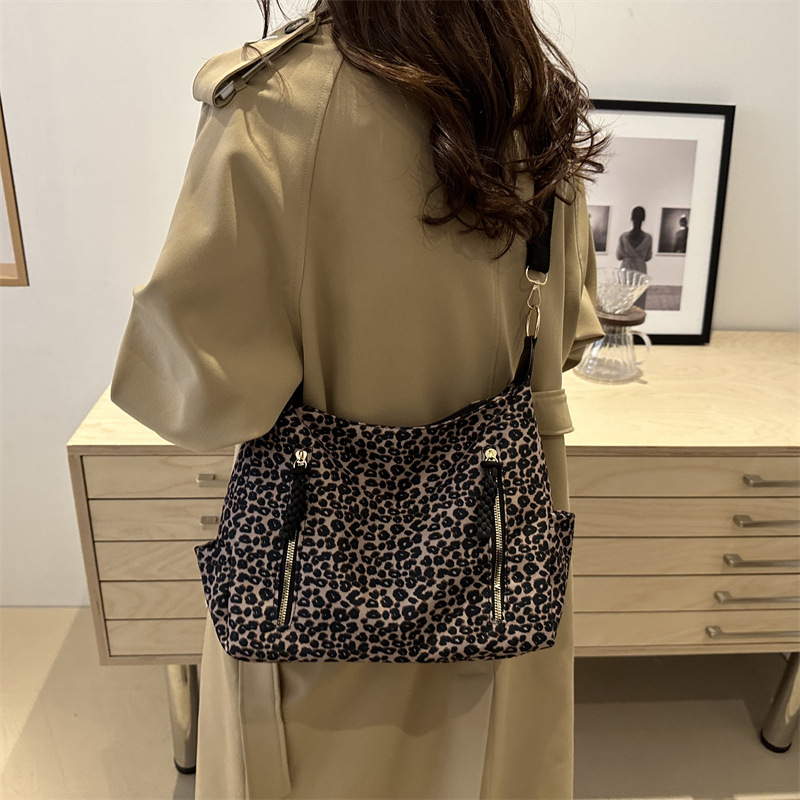 Cross-border new wholesale leopard print hand-held large-capacity retro high-end single-shoulder crossbody bag, street trend bag, European and American women's bag Specification drawing