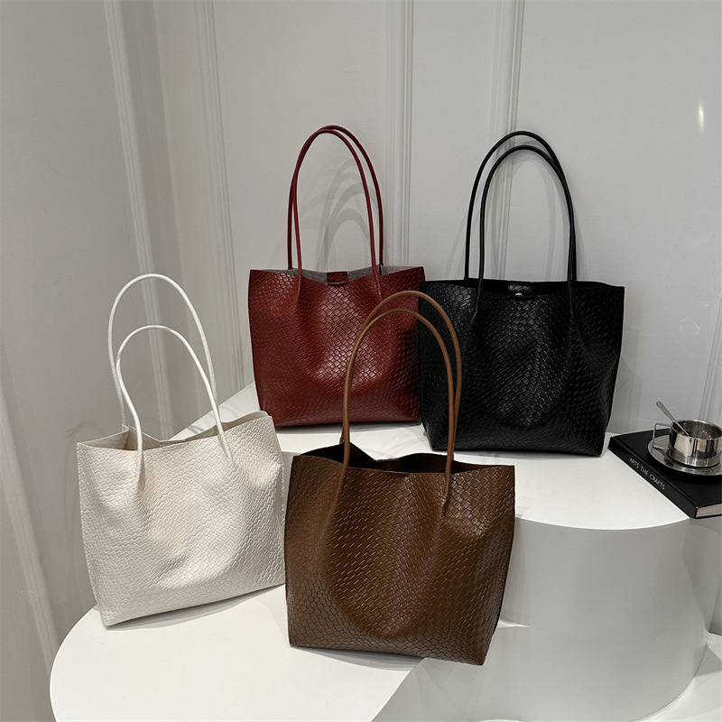 A large-capacity work commuting bag for women, a versatile 2024 new casual single-shoulder shopping bag, and a simple tote bag Application Scenario