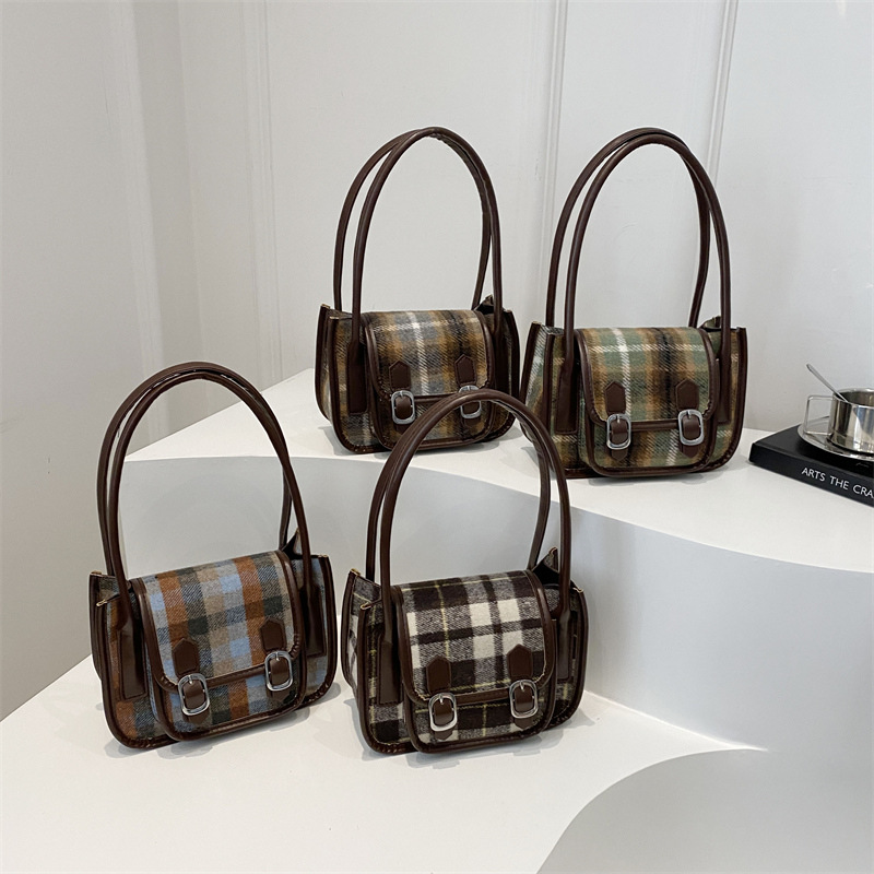 Autumn woolen checkered bag for women, 2024 new Korean-style underarm bag, retro and niche single-shoulder hand-held small square bag Application Scenario
