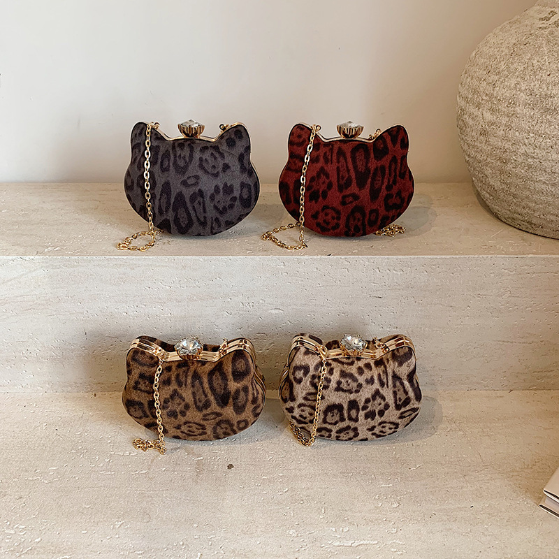 Winter Trend 2024 New Korean-style stylish and fashionable leopard print individual women's chain lock crossbody single-shoulder bag Application Scenario