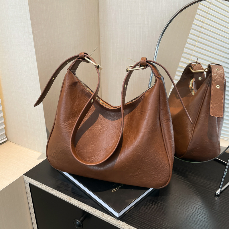 The new high-end large-capacity commuter single-shoulder underarm bag is a versatile winter cross-border trendy crossbody bag full figure