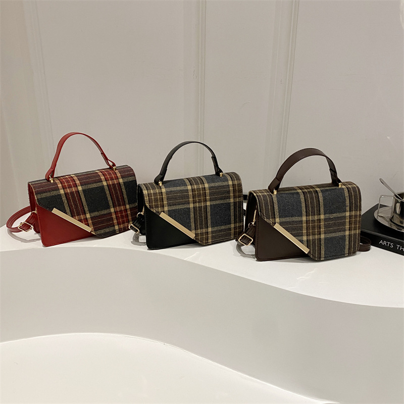 The new Korean-style checkered versatile single-shoulder bag for women in the 2024 autumn and winter season features a retro color-blocking texture and a commuting crossbody bag Application Scenario