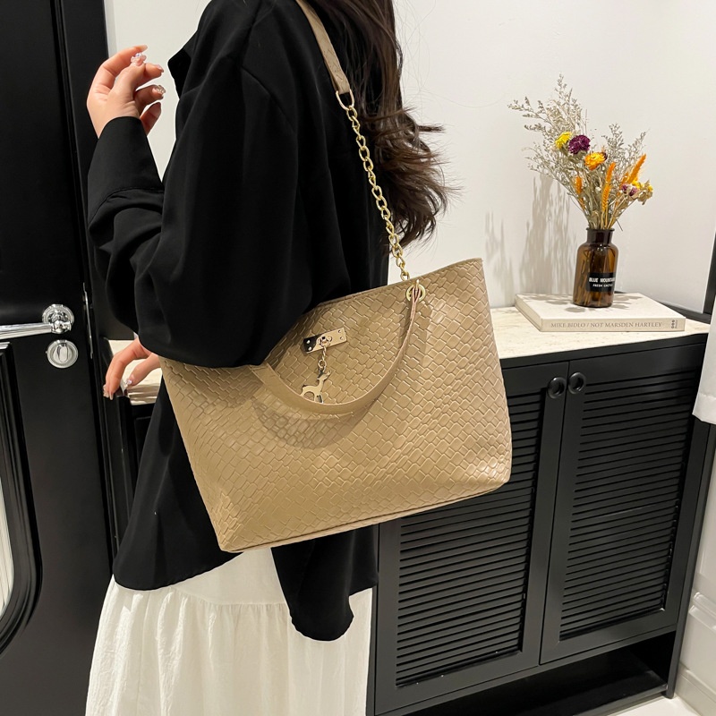 Spring 2025 new solid-color fashionable Korean-style women's single-shoulder bag, casual underarm tote bag, simple hand-held women's bag Specification drawing