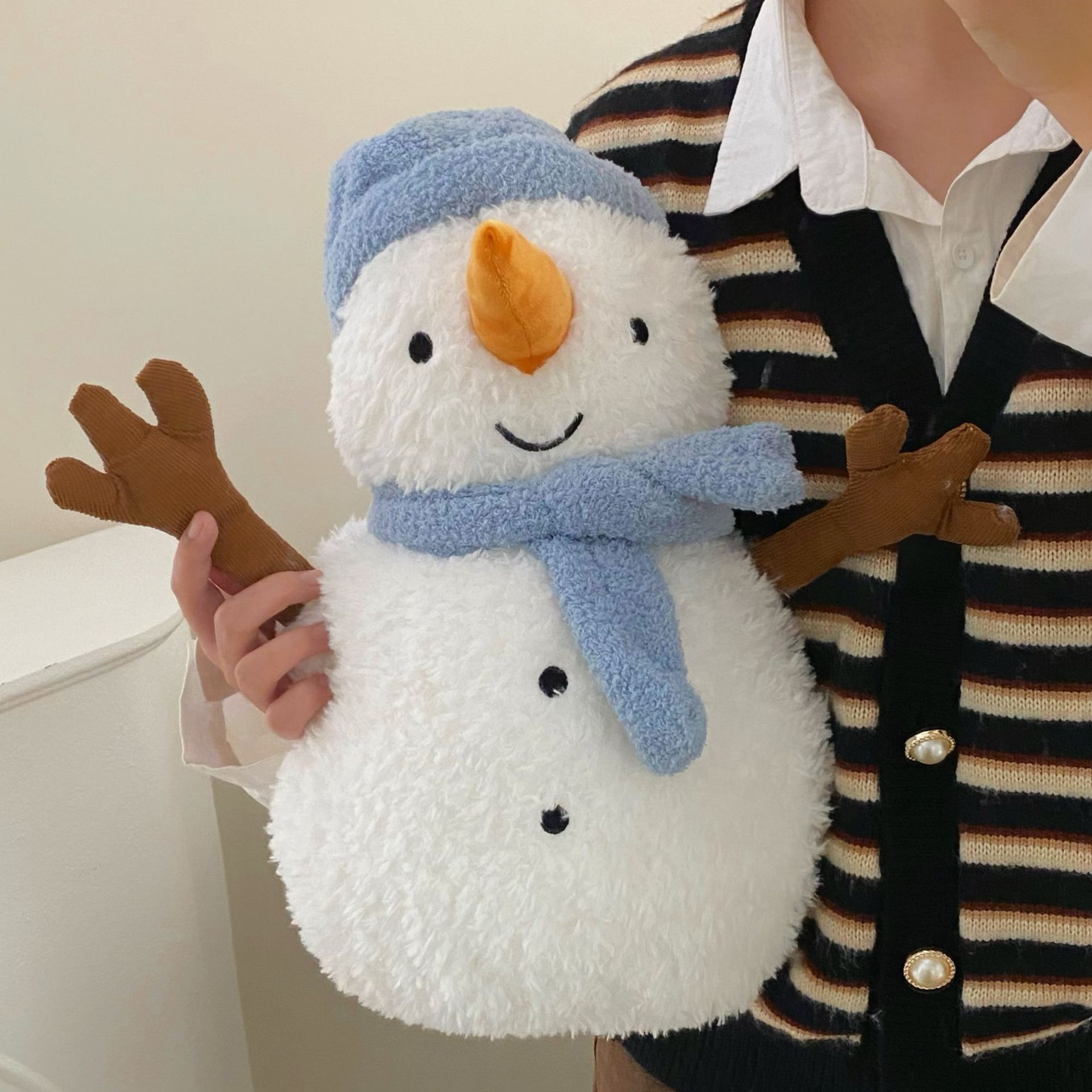 New rechargeable hot water bag for winter warmth, cute snowman warmers, dormitory bed warmers, women's electric warmers Application Scenario